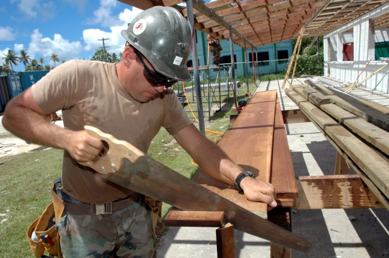 ebeniste-ESCRAGNOLLES-min_worker_construction_building_carpenter_male_job_build_helmet-893290